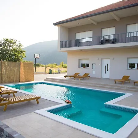 Vila Village